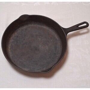 Vintage Crescent Ozark 258 Cast Iron Skillet